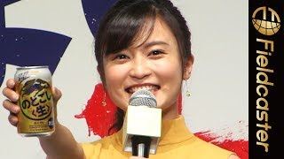 小島瑠璃子、ミニスカ姿で大胆美脚披露！初筆入れに挑戦「のどごし＜生＞売り上げ日本一」発表会