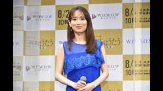 女優の泉里香さんが8月17日、人気グループ「TOKIO」の松岡昌宏さんが主演を務めるWOWOWの連続ドラマ「連続ドラマW 密告はうたう 警視庁監察ファイル」の会見に、色鮮やかなブルーのロングドレス姿で