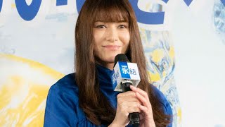 真木よう子、華やかフィッシュテール風ワンピで美脚見せ　白サンダルで爽やかに