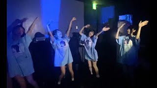 急に舞台裏で全力でAKB48さんの『ヘビーローテーション』を踊るまねきケチャたち ＃Shorts