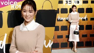 【泉里香】FENDI展で大人のこなれ感コーデ、スリットスカートで美脚チラ見せ（フォトコール）